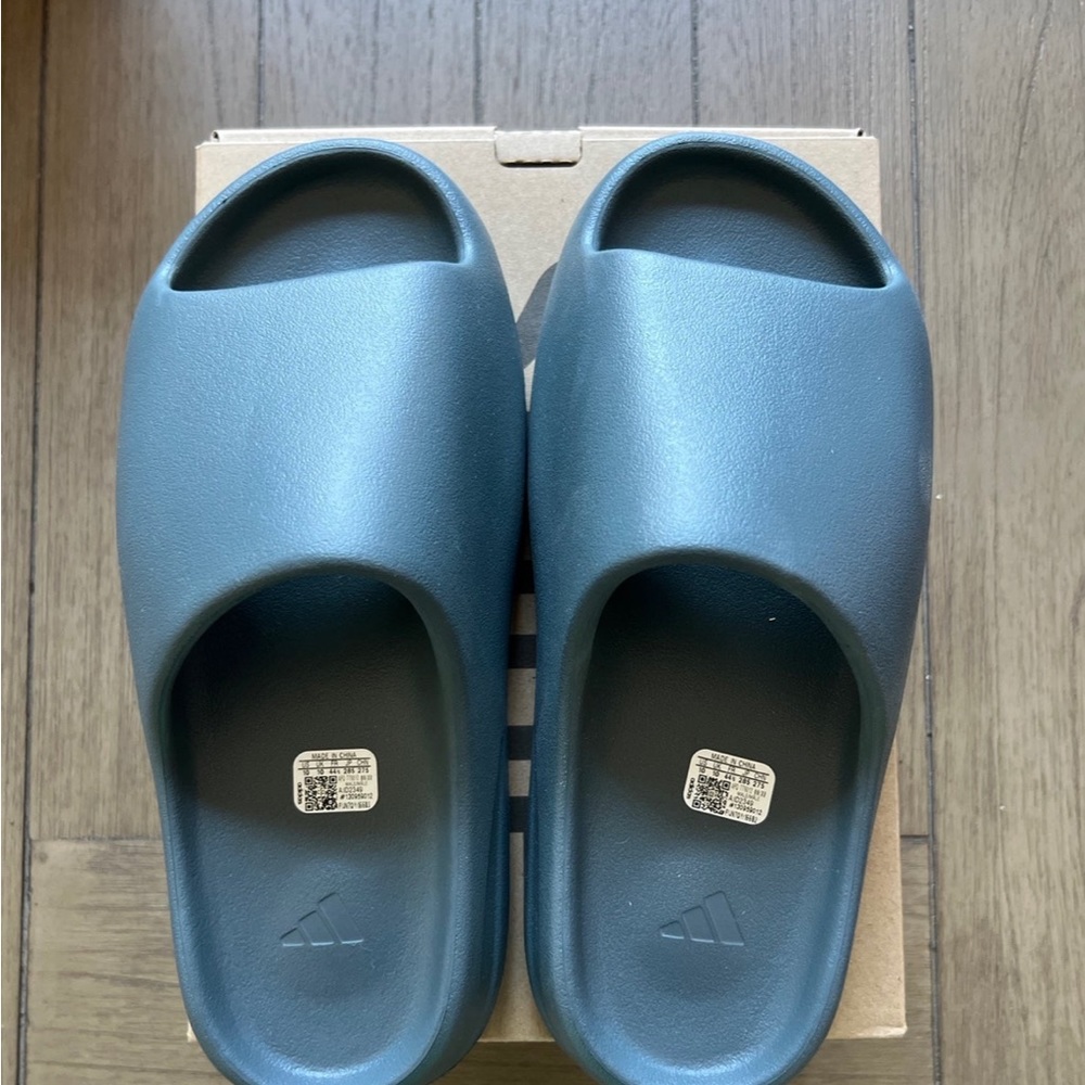 Yeezy Slides Slate Marine.
Size Us 10.